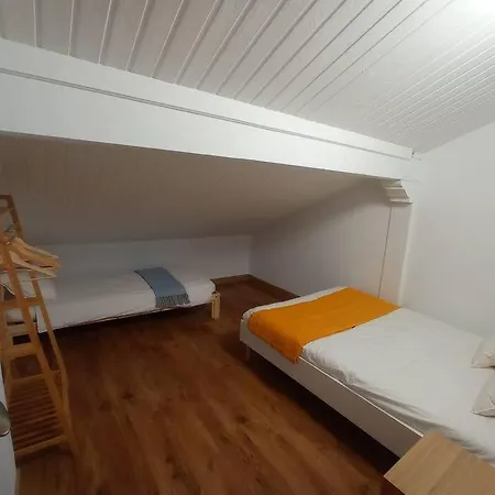 La Casa De Cristina, 30 Personas El Dueso