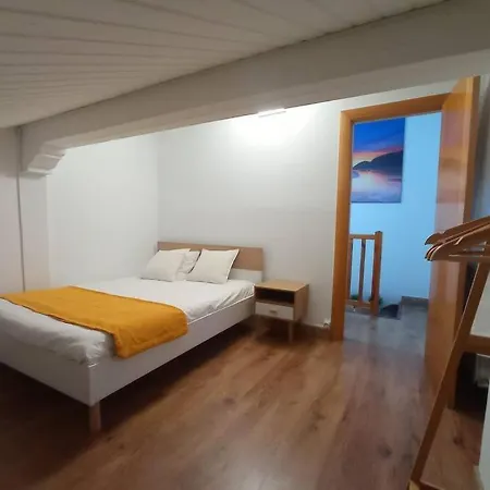 La Casa De Cristina, 30 Personas