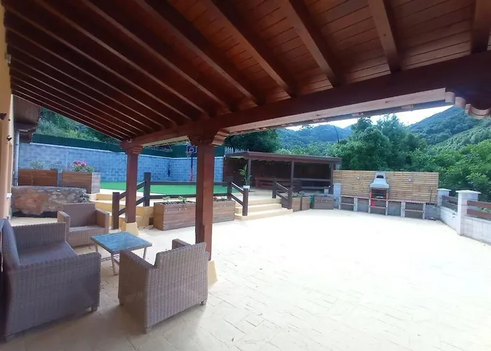 La Casa De Cristina, 30 Personas * El Dueso