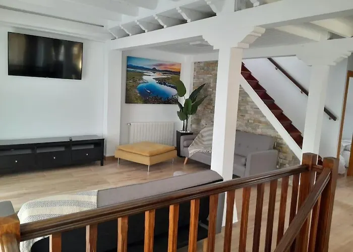 La Casa De Cristina, 30 Personas El Dueso