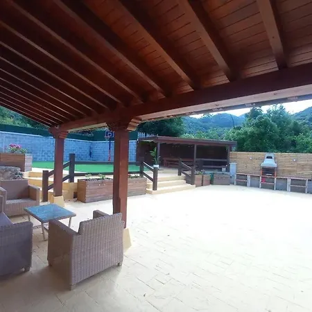 La Casa De Cristina, 30 Personas * El Dueso