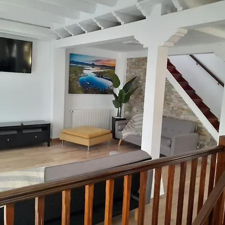 La Casa De Cristina, 30 Personas El Dueso